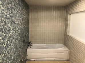 Combined shower/bathtub, towels, soap, shampoo