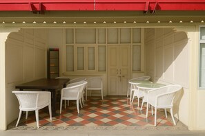 Desayuno con opciones de la cocina local diario (INR 350 por persona)