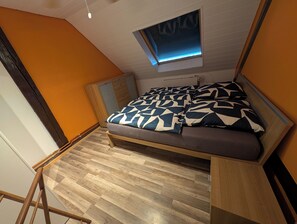 2 bedrooms, internet, bed sheets