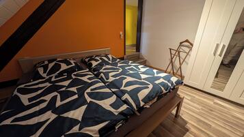 2 bedrooms, internet, bed sheets