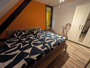 2 bedrooms, internet, bed sheets