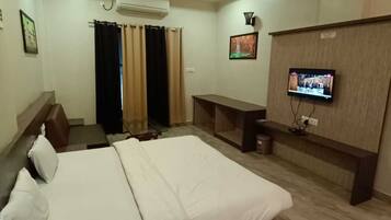 Suite | Desk, free WiFi, bed sheets