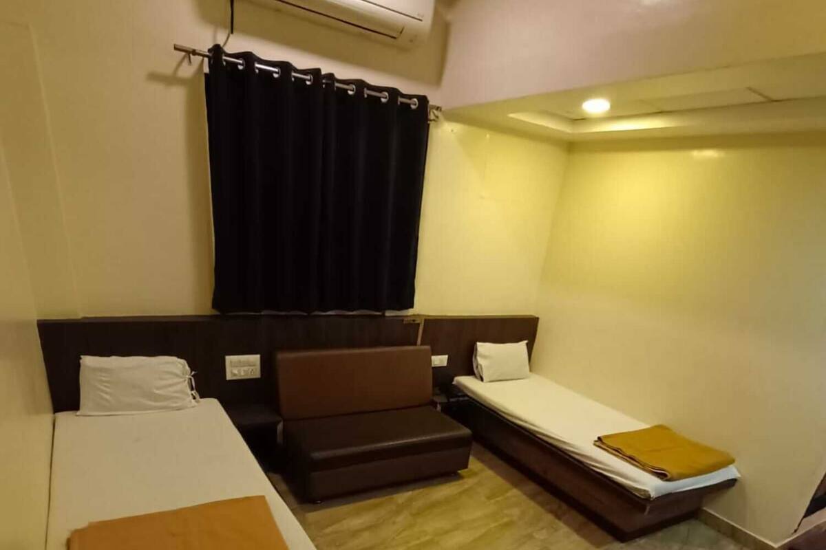 Deluxe Room | Desk, free WiFi, bed sheets