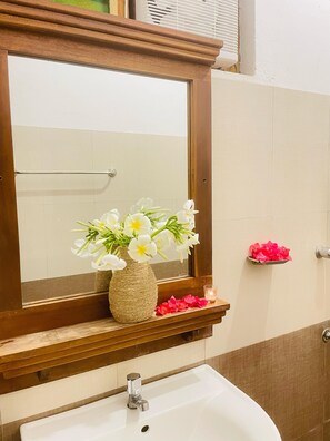 Douche, sèche-cheveux, serviettes fournies, savon