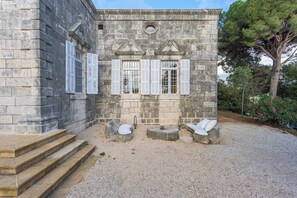 Vila superluxo, 4 quartos, piscina particular, vista para o pátio | Área de estar | Smart TV 50 polegadas com canais digitais, serviços de streaming