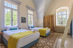 Premium bedding, in-room safe, individually decorated