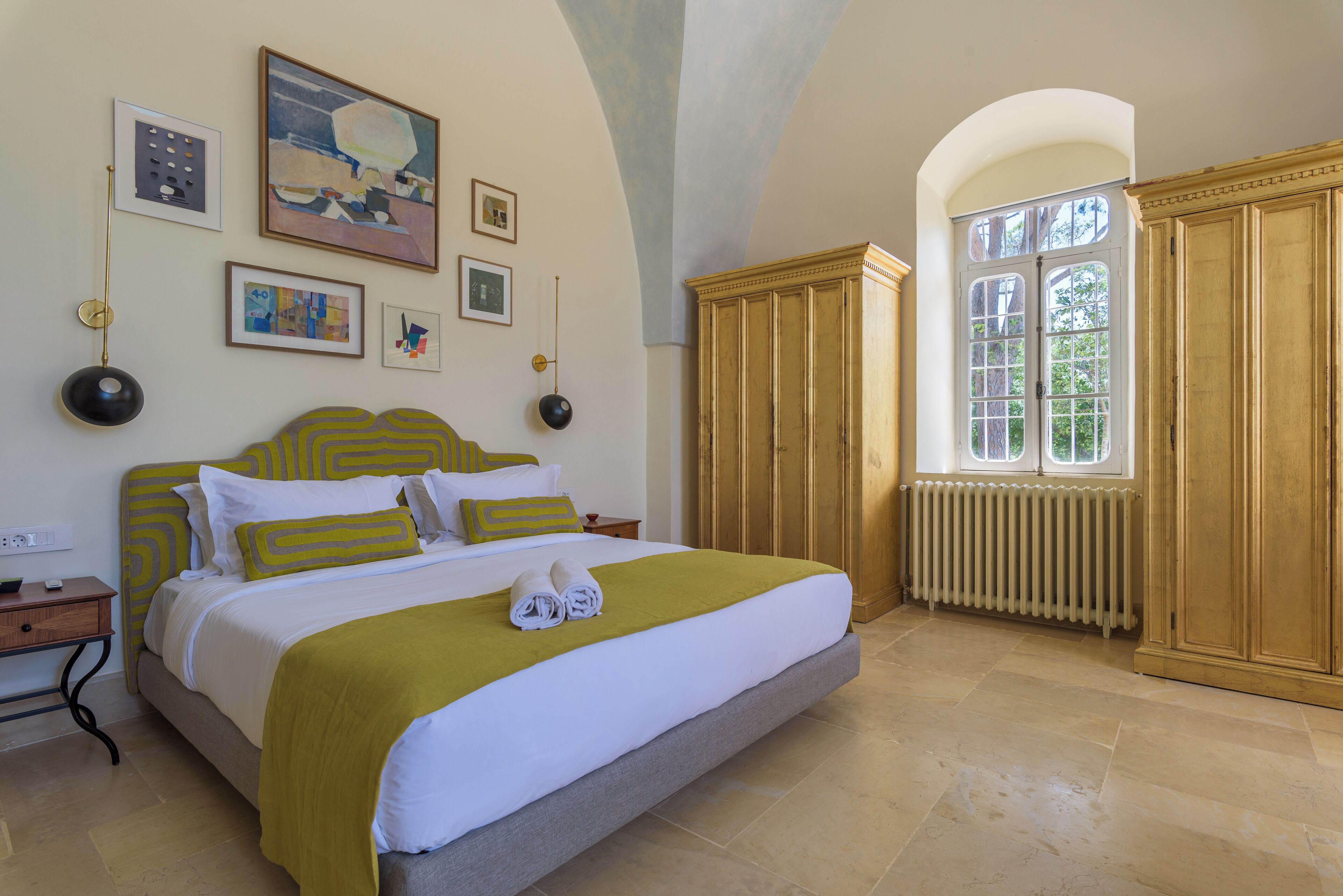 Egyptian cotton sheets, premium bedding, in-room safe