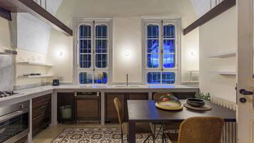 Villa, 4 Schlafzimmer, eigener Pool, Blick auf den Innenhof | Eigene Küche