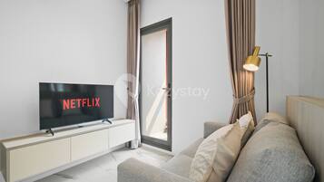 Apartemen, 1 kamar tidur, pemandangan kota | Area keluarga | Smart TV 43-inci dengan saluran TV kabel, Netflix, dan layanan streaming