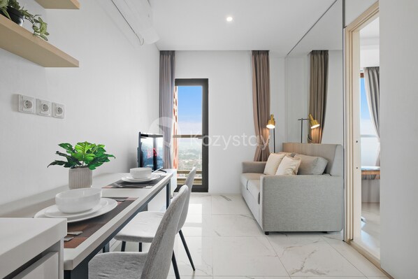 Apartment, 1 Bedroom, City View | Dining room