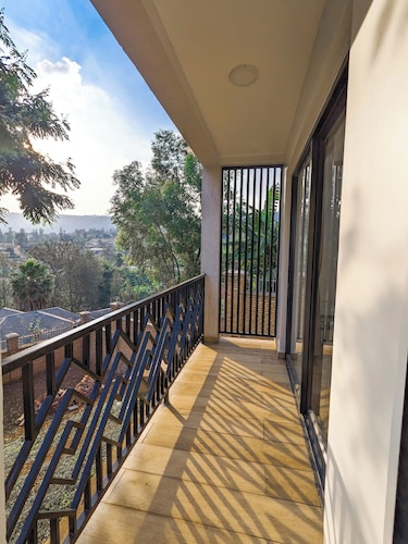 Urban 2BR Retreat Wi-Fi & Local Kigali Vibe
