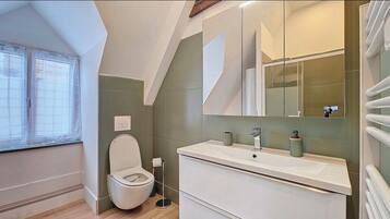 Een douche, een haardroger, handdoeken, zeep