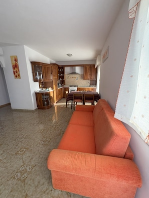 TV - NANA'S HOUSE 1. Entire apartment surrounded by greenery and close to the sea (Abruzzo)