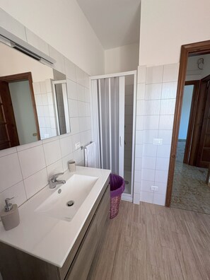 Shower, hair dryer, bidet, towels - NANA'S HOUSE 1. Entire apartment surrounded by greenery and close to the sea (Abruzzo)