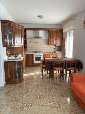 Microwave, oven, stovetop - NANA'S HOUSE 1. Entire apartment surrounded by greenery and close to the sea (Abruzzo)