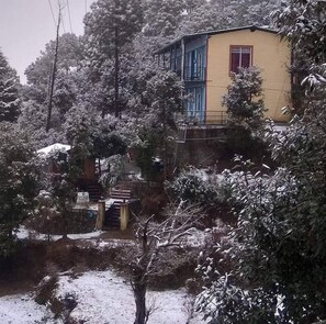 Front of property - Hotel Kaafal Cottage Ranikhet (Ranikhet)