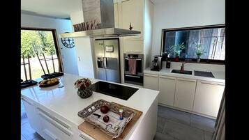 Mikroaaltouuni, uuni, liesi, astianpesukone