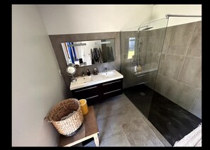 Shower, jetted bath, hair dryer, towels - Villa des chateaux du pessac leognan (Martillac)