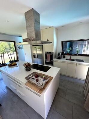 Microwave, oven, stovetop, dishwasher - Villa des chateaux du pessac leognan (Martillac)