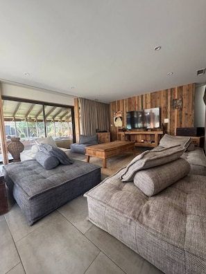 Televisie en een open haard