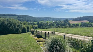 Property grounds - Apartment 'Lisse' with Private Terrace, Garden, and Wi-Fi (Dietenhofen)