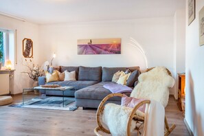 TV - Apartment 'Lisse' with Private Terrace, Garden, and Wi-Fi (Dietenhofen)