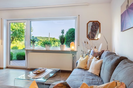 テレビ. Apartment 'Lisse' with Private Terrace, Garden, and Wi-Fi