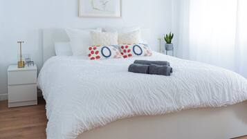 2 slaapkamers, een strijkplank/strijkijzer, internet, beddengoed