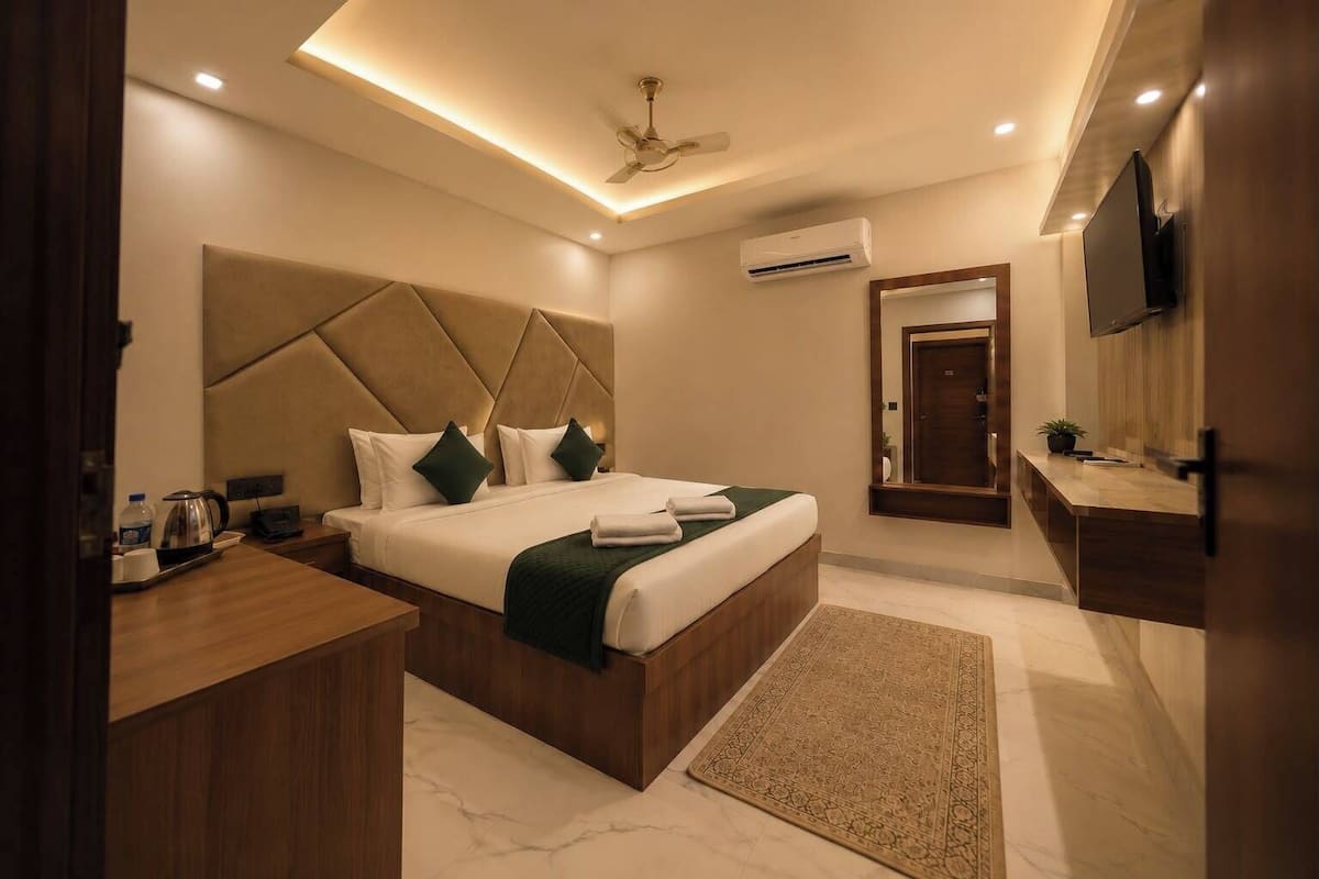 Premium Room | Desk, laptop workspace, rollaway beds (surcharge), bed sheets