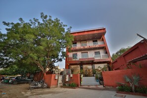 Front of property - Hotel Dev Vilas Agra (Agra)