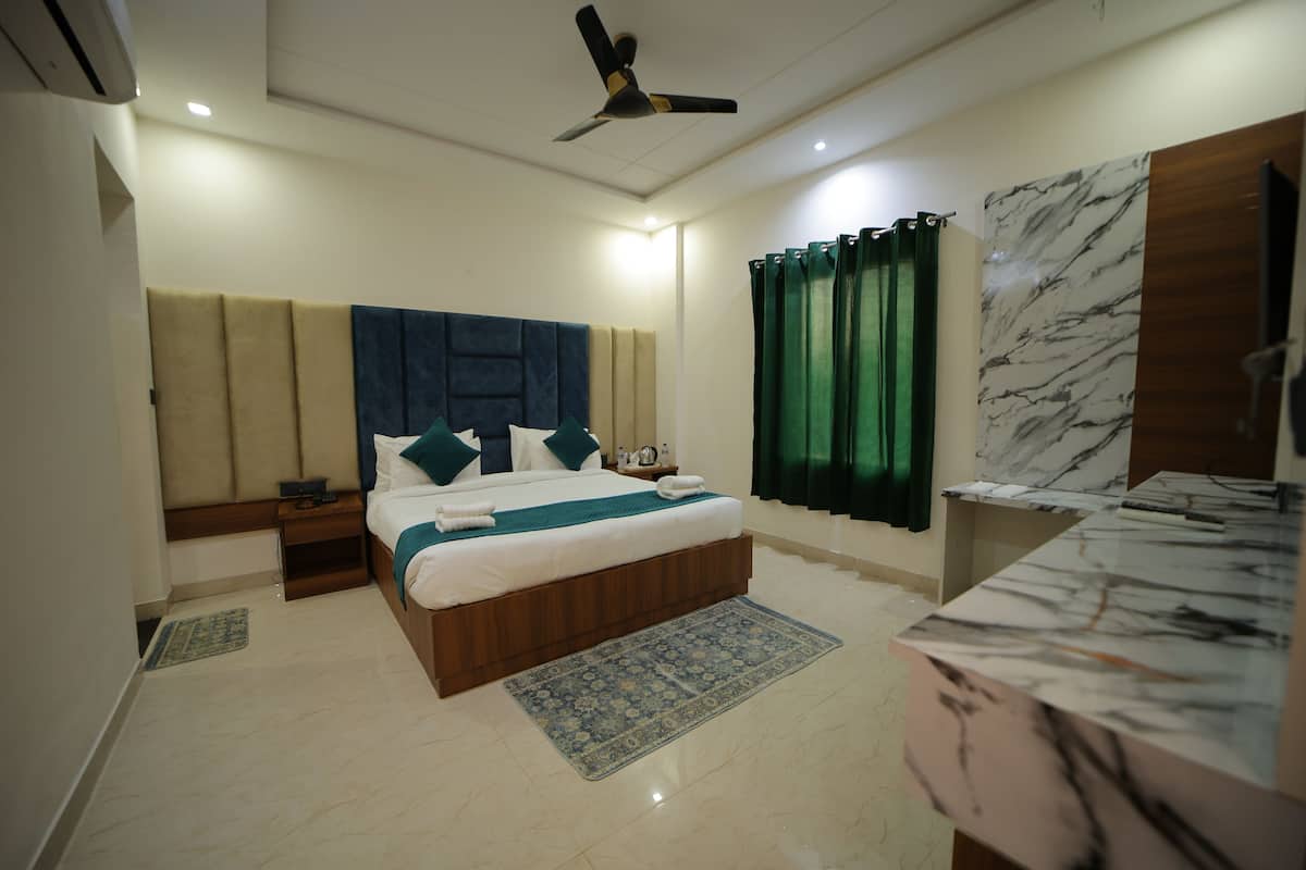 Deluxe Double Room, City View | Desk, laptop workspace