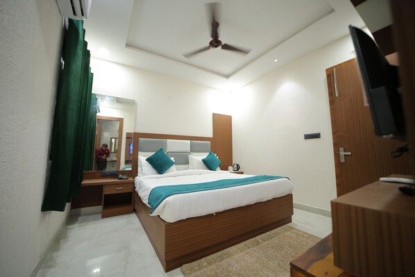 Habitación Premium | Escritorio y espacio para trabajar con laptop 