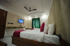 Premium Room | Desk, laptop workspace