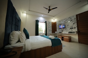 Deluxe tweepersoonskamer, uitzicht op de stad | Een bureau, een laptopwerkplek