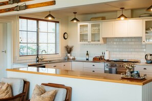 Fridge, stovetop - Aldourie Lodge - Lake Tekapo (Lake Tekapo)
