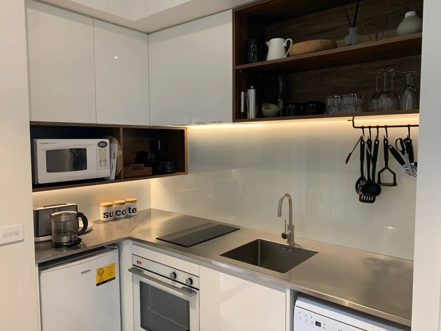 Fridge, stovetop