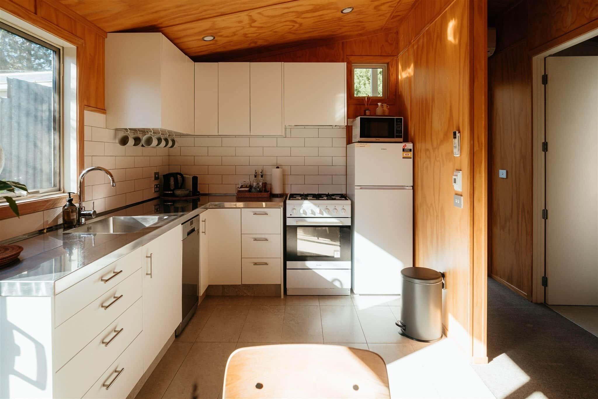 Geladeira, micro-ondas, fogão, cooktop
