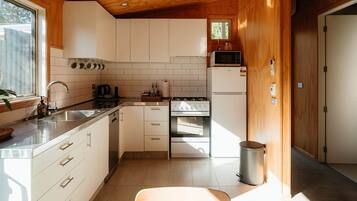 Geladeira, micro-ondas, fogão, cooktop