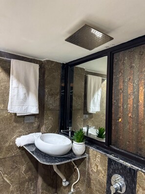 Habitación superior | Baño | Amenidades de baño gratuitas, bidet, toallas, jabón 