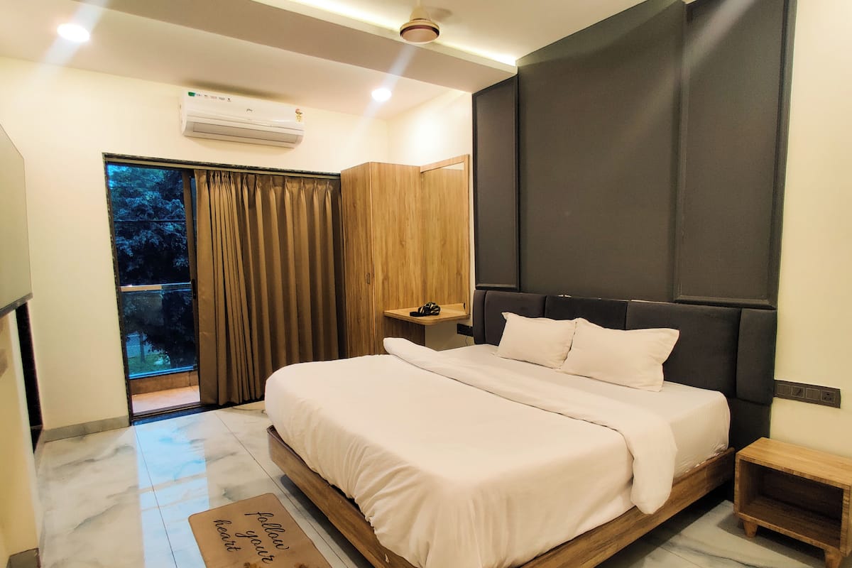 Suite Room With Bathtub | Free WiFi, bed sheets