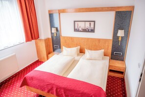 基础双人房 | 办公桌、遮光窗帘、隔音、免费 WiFi