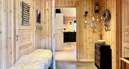 Indoor hot tub, views & nature, cosy family cabin