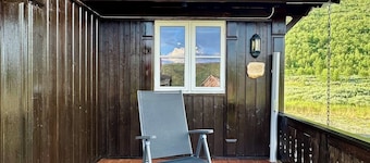 Indoor hot tub, views & nature, cosy family cabin