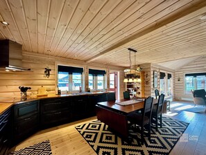 Fridge, microwave, oven, stovetop - Indoor hot tub, views & nature, cosy family cabin (Vang kommune)