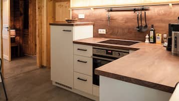 Mikrowelle, Ofen, Herdplatte, Wasserkocher mit Kaffee-/Teezubehör