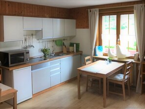 Kjøleskap, mikrobølgeovn, kaffetrakter/tekoker og brødrister