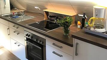 Micro-ondes, four, plaque de cuisson, cafetiĂšre/bouilloire