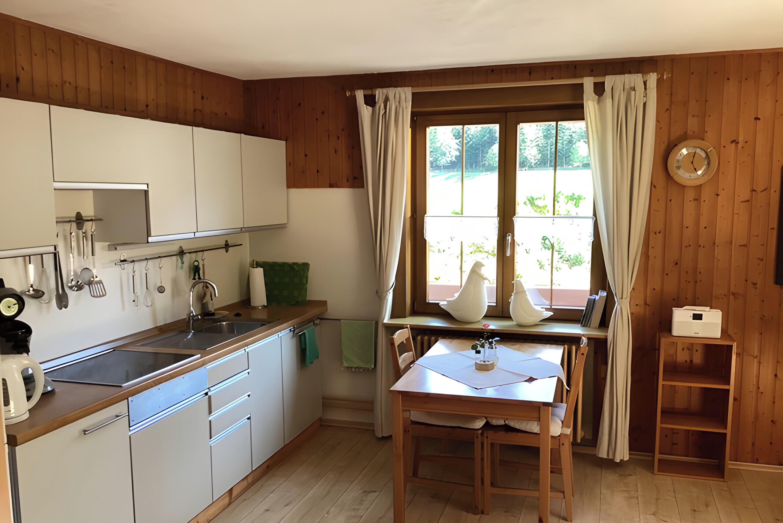 Kühlschrank, Mikrowelle, Wasserkocher mit Kaffee-/Teezubehör, Toaster