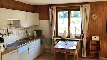 KĂŒhlschrank, Mikrowelle, Wasserkocher mit Kaffee-/Teezubehör, Toaster