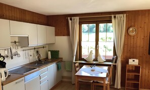 Kühlschrank, Mikrowelle, Wasserkocher mit Kaffee-/Teezubehör, Toaster